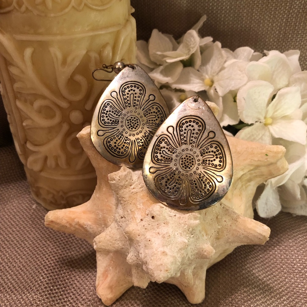 Silver tone tear drop earrings